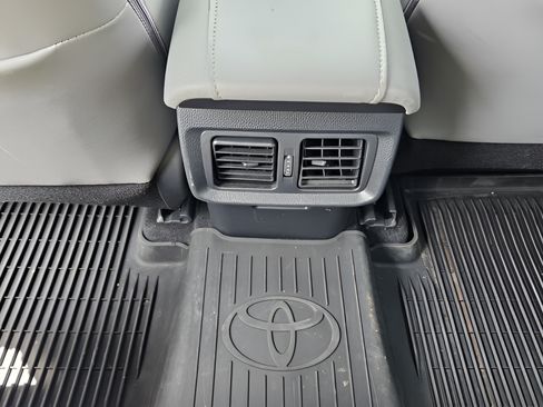 Used 2023 Toyota Venza XLE AWD/4WD image 10