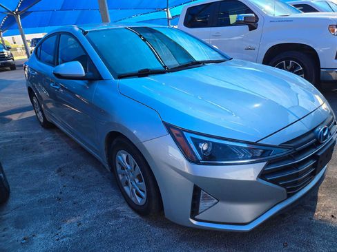 Used 2019 Hyundai Elantra SE FWD image 2