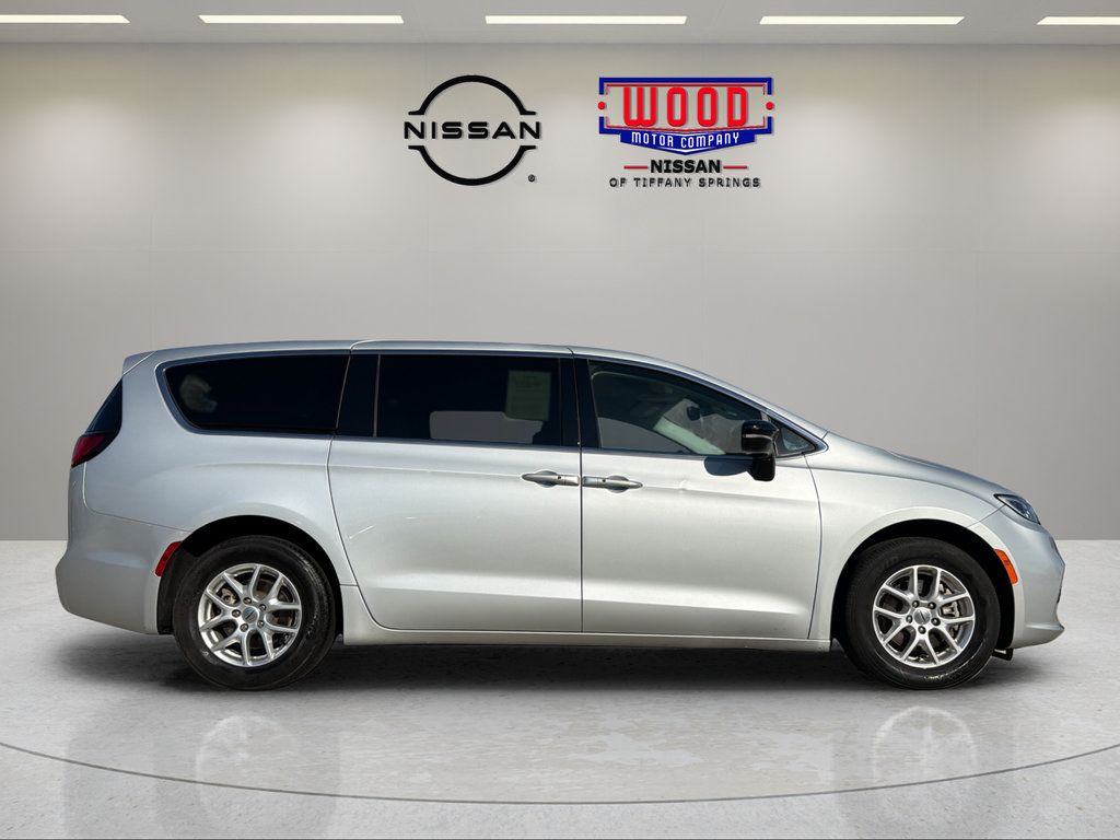 Used 2024 Chrysler Pacifica Touring-L FWD image 2