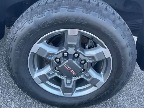 Used 2025 GMC Sierra 2500 SLT w/ SLT Premium Package AWD/4WD image 15
