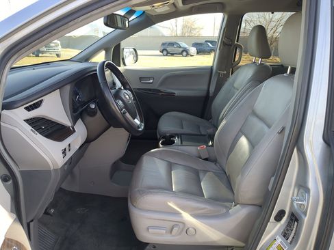 Used 2016 Toyota Sienna XLE image 17