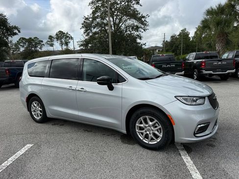 Used 2024 Chrysler Pacifica Touring-L FWD image 1