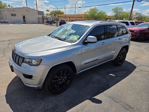 Used 2018 Jeep Grand Cherokee Altitude RWD image 24