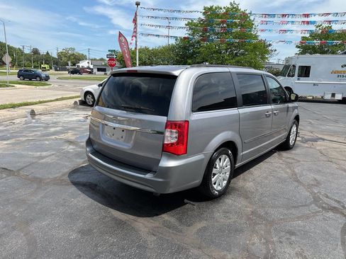 Used 2015 Chrysler Town & Country Touring FWD image 7