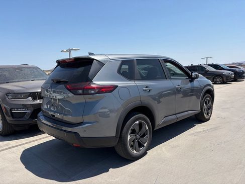 Used 2025 Nissan Rogue SV FWD image 2
