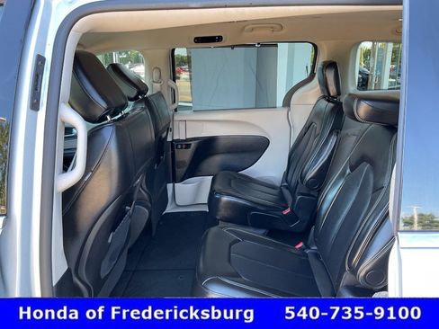 Used 2024 Chrysler Pacifica Touring-L FWD image 26