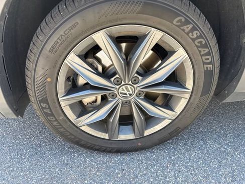 Used 2023 Volkswagen Tiguan SE w/ Panoramic Sunroof Package FWD image 15
