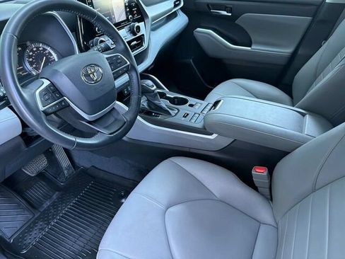 Used 2022 Toyota Highlander XLE AWD/4WD image 11