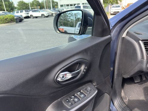 Used 2019 Jeep Cherokee Limited AWD/4WD image 15