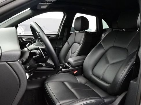 Certified 2024 Porsche Macan AWD/4WD image 5