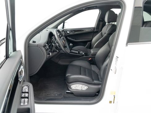 Certified 2025 Porsche Macan AWD/4WD image 17