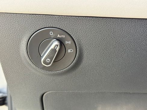 Used 2025 Volkswagen Taos SE w/ Panoramic Sunroof Package FWD image 19