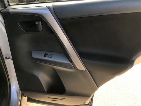 Used 2018 Toyota RAV4 LE w/ Carpet Mat Package image 15