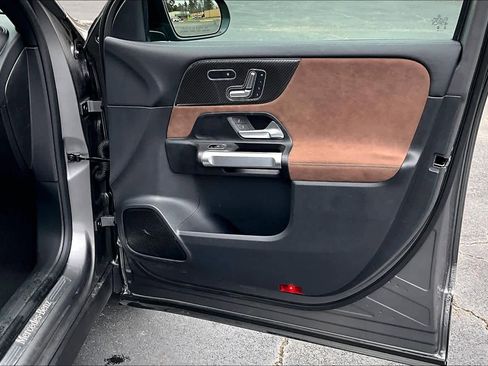 Used 2025 Mercedes-Benz GLB 250 4MATIC image 23