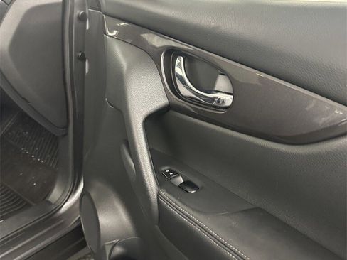 Used 2018 Nissan Rogue SV w/ Sun & Sound Touring Package image 33