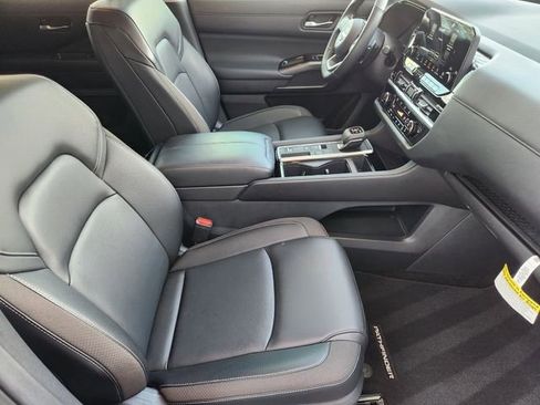 Certified 2025 Nissan Pathfinder SL image 11