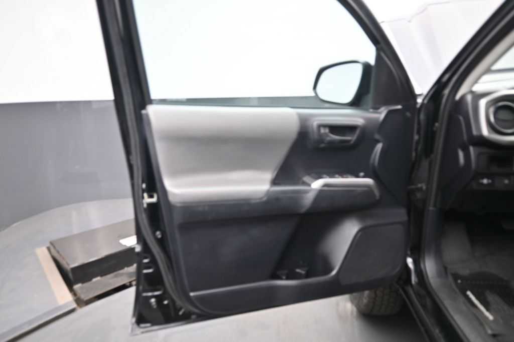 Used 2019 Toyota Tacoma SR5 RWD image 13