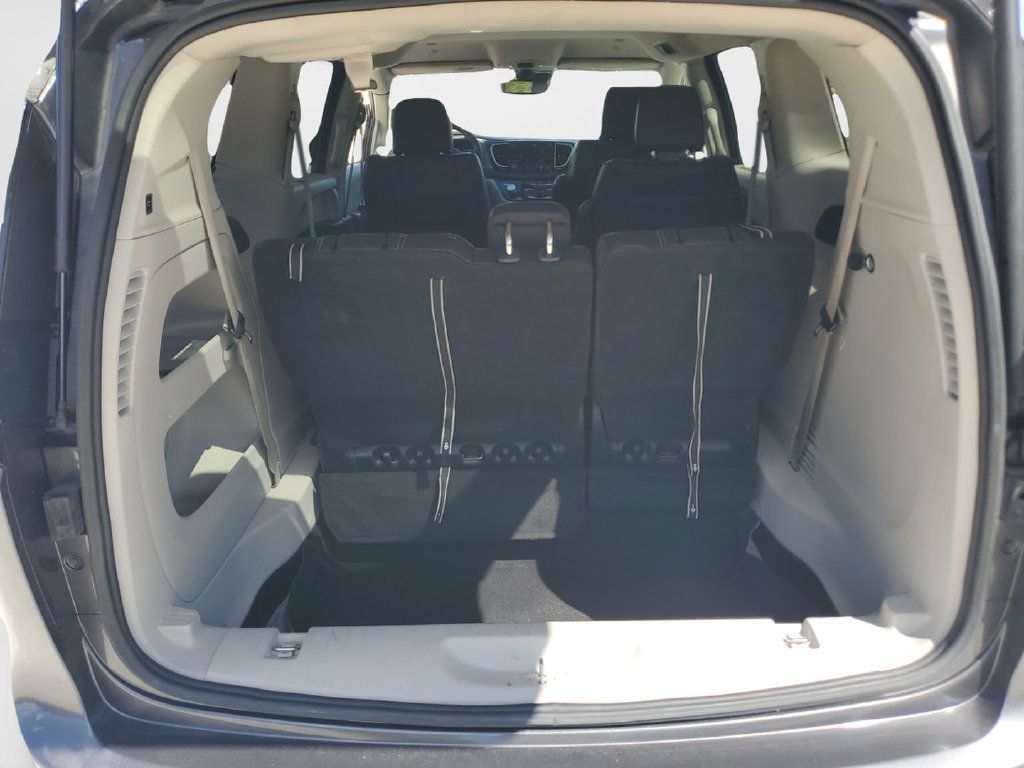Used 2022 Chrysler Pacifica Touring-L FWD image 9