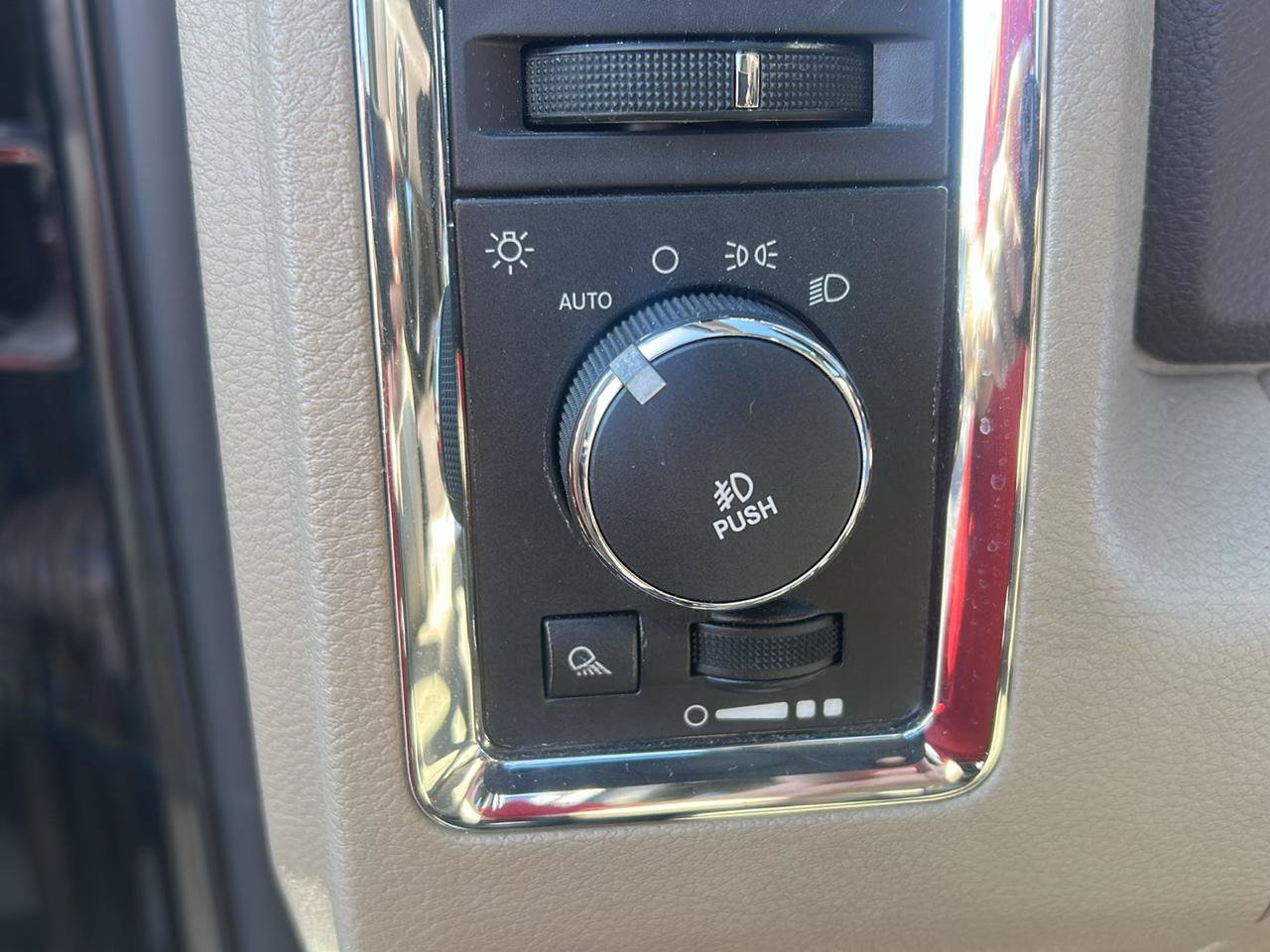 Used 2011 RAM 1500 Laramie AWD/4WD image 14