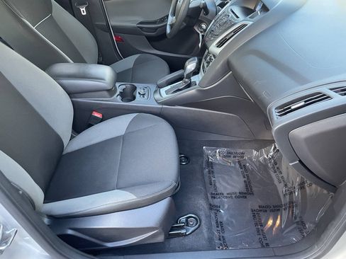 Used 2014 Ford Focus SE w/ SE Winter Package FWD image 10