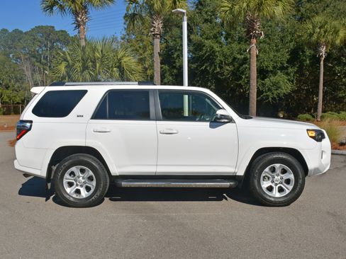 Certified 2024 Toyota 4Runner SR5 Premium image 2