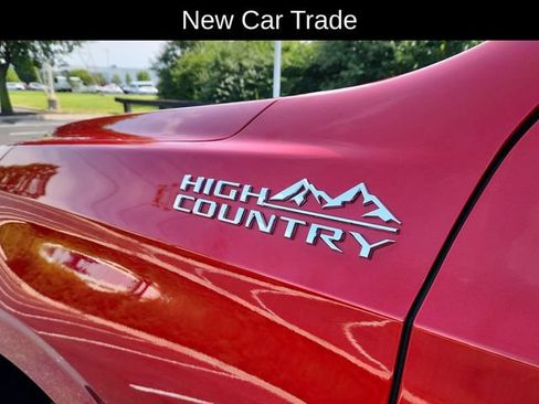 Used 2025 Chevrolet Suburban High Country AWD/4WD image 16