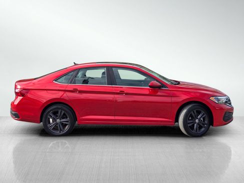 Used 2022 Volkswagen Jetta SE w/ Panoramic Sunroof Package image 3