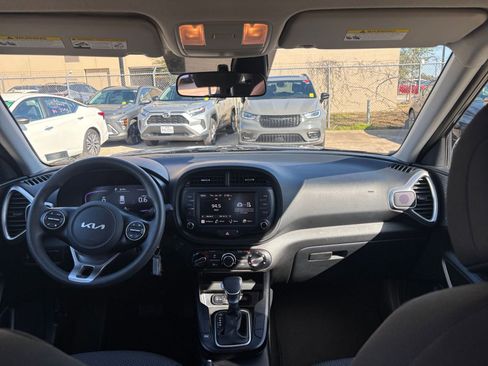 Used 2025 Kia Soul LX w/ LX Technology Package FWD image 31