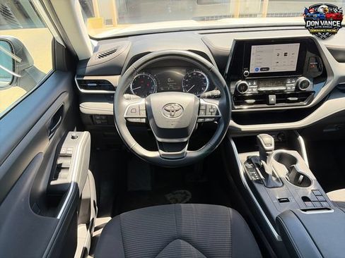 Used 2024 Toyota Highlander LE FWD image 13