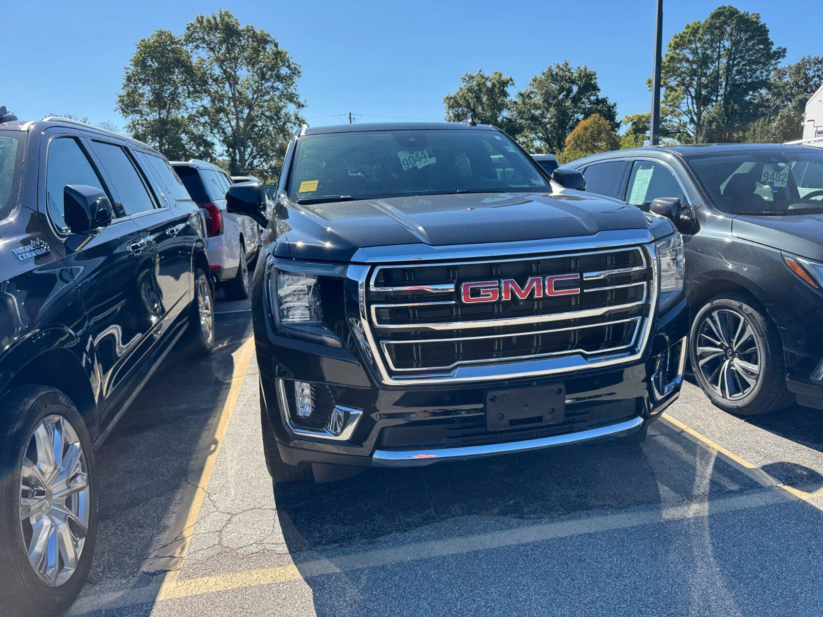 Used 2024 GMC Yukon SLT w/ SLT Luxury Package AWD/4WD image 7