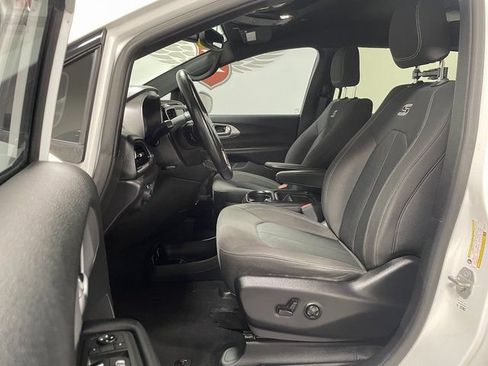 Used 2019 Chrysler Pacifica Touring Plus w/ S Appearance Package FWD image 12