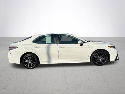 Used 2023 Toyota Camry SE image 6