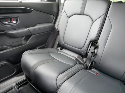Used 2023 Honda Pilot Touring image 12