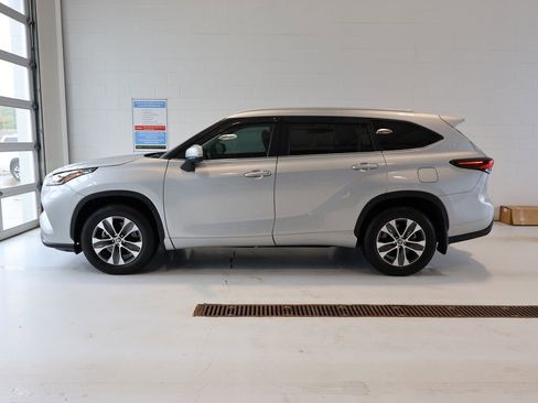 Used 2024 Toyota Highlander XLE AWD/4WD image 7