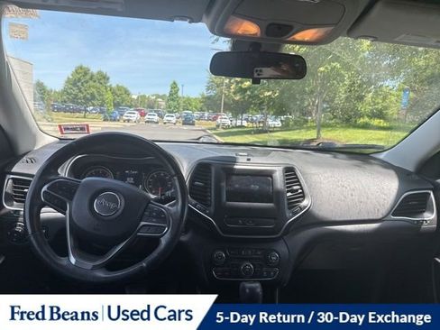 Used 2020 Jeep Cherokee Latitude Plus w/ Cold Weather Group AWD/4WD image 17