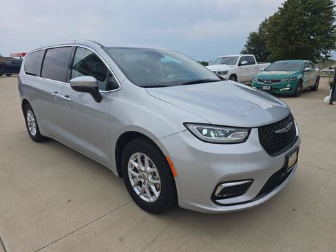 Used 2023 Chrysler Pacifica Touring-L FWD image 10