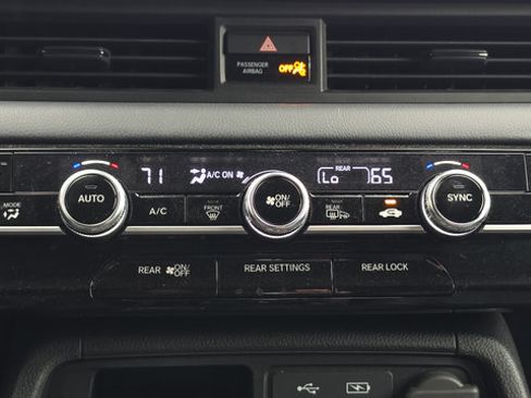 Used 2025 Honda Pilot Touring image 11