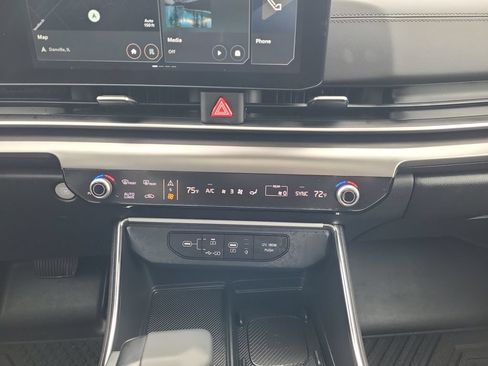 Used 2025 Kia Carnival SX Prestige FWD image 24