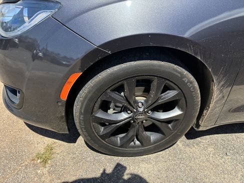 Used 2019 Chrysler Pacifica Limited w/ Advanced Safetytec Group FWD image 5