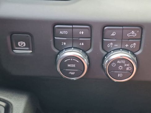 Used 2024 GMC Sierra 1500 AT4 w/ Technology Package AWD/4WD image 17