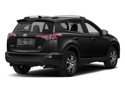 Used 2018 Toyota RAV4 LE FWD image 3