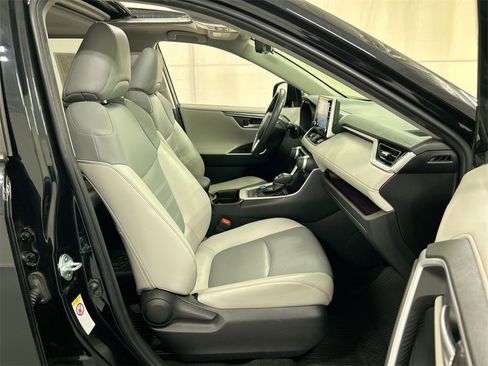 Used 2019 Toyota RAV4 Limited image 24