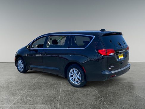 Used 2022 Chrysler Voyager LX FWD image 3