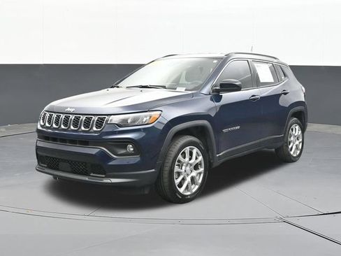 Used 2024 Jeep Compass Latitude AWD/4WD image 3