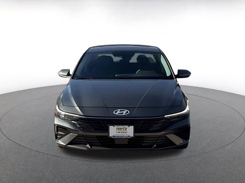 Used 2025 Hyundai Elantra Limited image 4