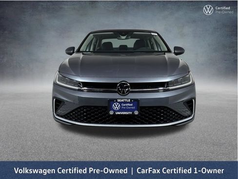 Used 2025 Volkswagen Jetta SE w/ Sunroof Package FWD image 3