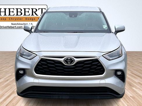 Used 2020 Toyota Highlander LE image 3