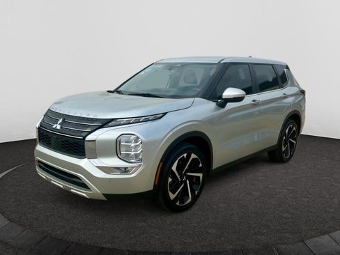Used 2023 Mitsubishi Outlander SE image 2