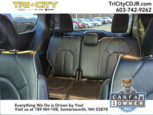 Used 2025 Chrysler Pacifica Limited image 36