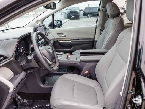 Used 2024 Toyota Sienna XLE w/ XLE Plus Package FWD image 22